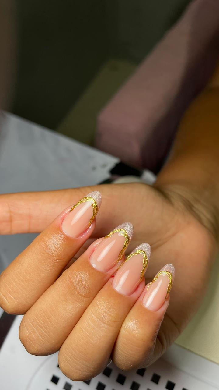 Unhas com francesinha colorida e aplicações de pedras