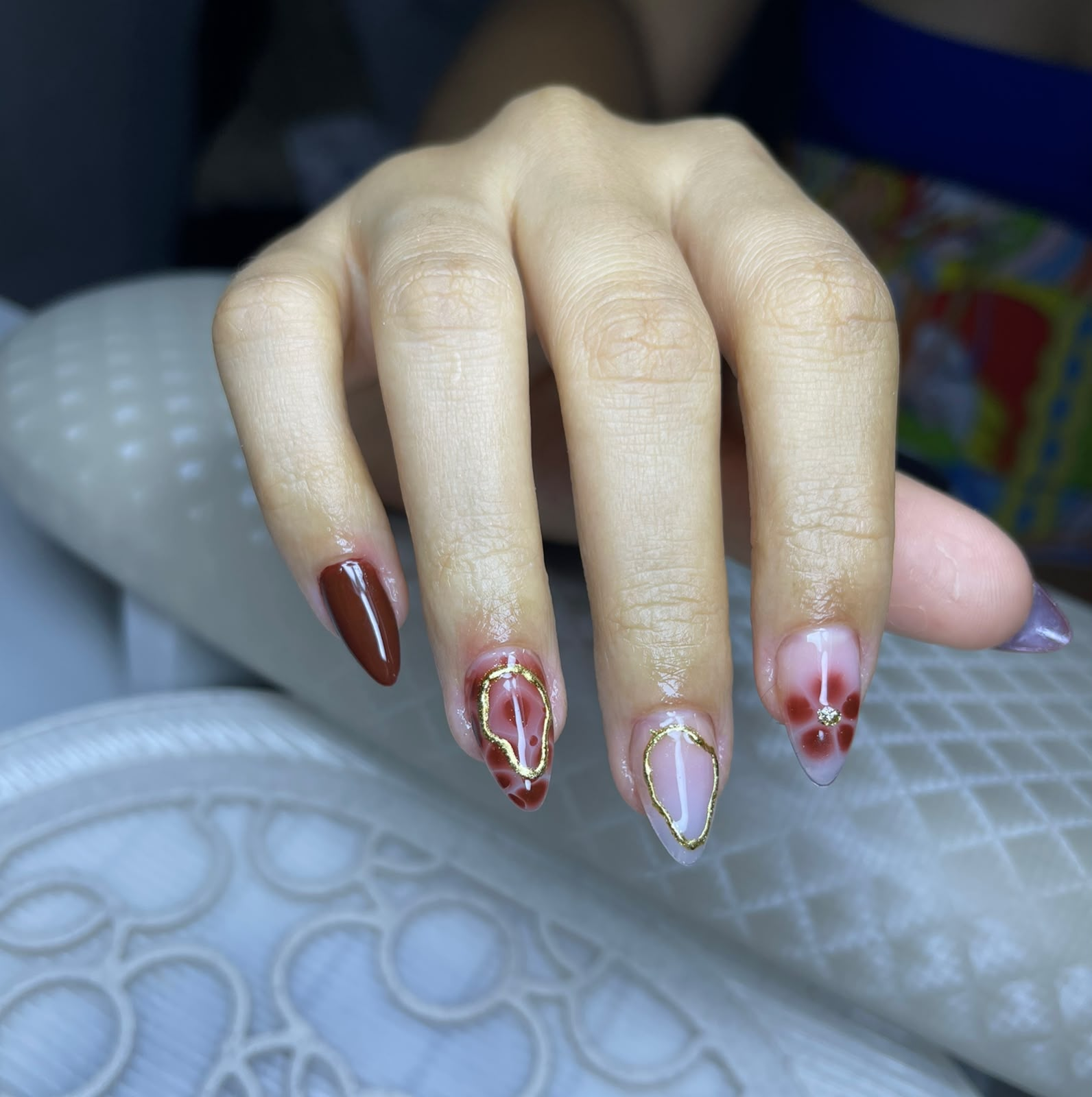 Unhas pretas e rosa com aplicações de pedras